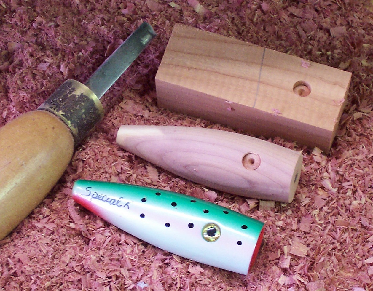 http://www.woodenluremaking.com/makinglure.jpg